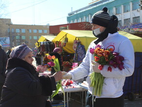 В Благовещенске в канун 8 Марта волонтеры раздали на улицах 1 000 цветов фото