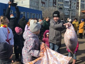 В Благовещенске в парке Дружбы Масленицу проводили больше тысячи человек