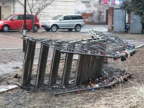 В Благовещенске с площади Победы убрали мостик счастья на который молодожены вешали замки