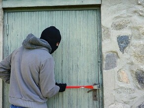 Благовещенцы срезали провода в частном доме и украли электроплиту 